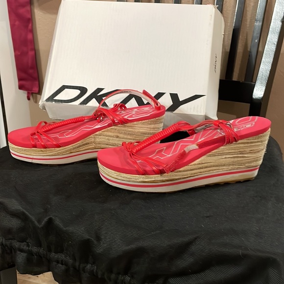Coral and beige DKNY wedges - Picture 3 of 4
